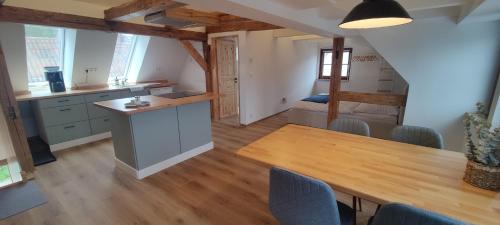 a kitchen and dining room with a table and a bed at Wustermark Ferienwohnung Dorfanger 8 in Wustermark