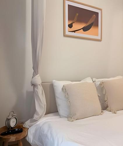 Postel nebo postele na pokoji v ubytování Comfortable studio 10 min from Midi Station and 15 min from Brussels center