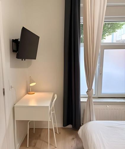 TV a/nebo společenská místnost v ubytování Comfortable studio 10 min from Midi Station and 15 min from Brussels center
