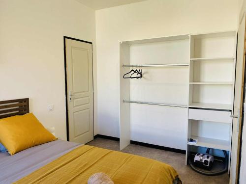 a bedroom with a bed and a closet at L'escale Urbaine avec fibre internet 4 pers Confort & Emplacement Idéal in Marmande