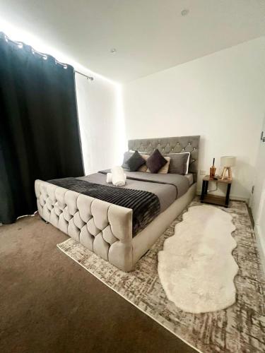 Un dormitorio con una cama grande en una habitación. en Colindale Apartments, en Colindale