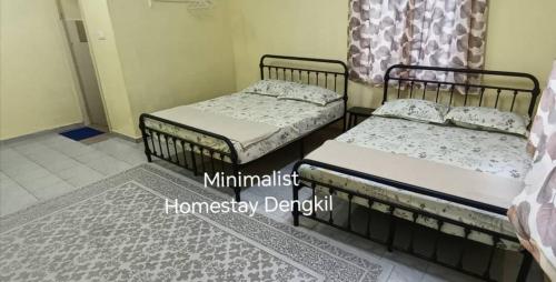 deux lits jumeaux dans une chambre avec dans l'établissement Minimalist Homestay Dungun x1, à Kampong Sura Tengah