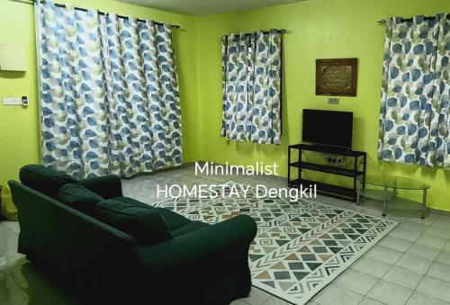 un salon avec un canapé et une télévision dans l'établissement Minimalist Homestay Dungun x1, à Kampong Sura Tengah