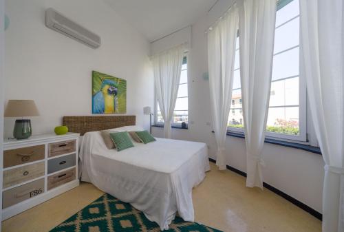 A bed or beds in a room at Cinque Terre Moneglia Apartments