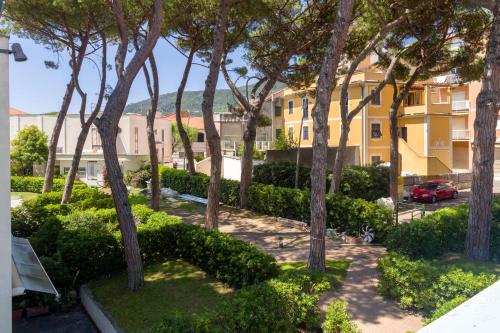 Aed väljaspool majutusasutust Cinque Terre Moneglia Apartments
