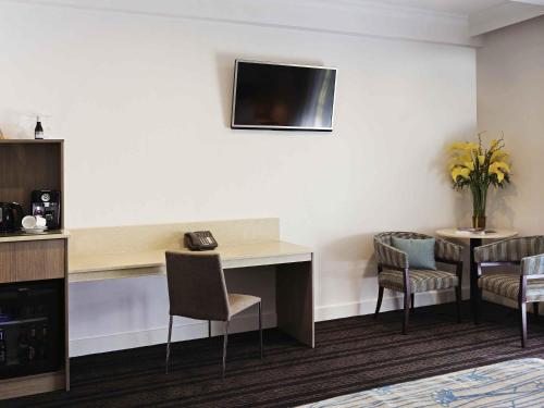 TV a/nebo společenská místnost v ubytování Novotel Vines Resort Swan Valley