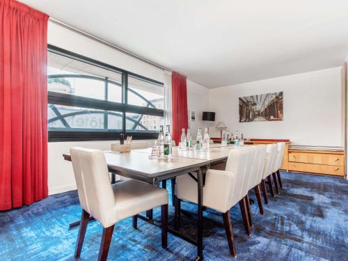a dining room with a long table and chairs at ibis Styles Evry Courcouronnes Hotel and Events in Evry-Courcouronnes