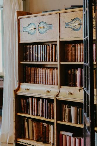 a book shelf filled with books in a library at Mössebergs Kurort in Falköping