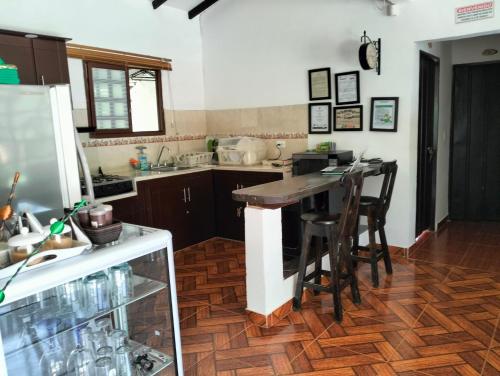 a kitchen with a counter and a table with chairs at Paraiso Cocora in Salento