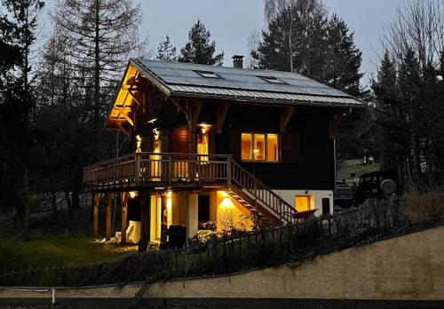 El edificio en el que está el chalet de montaña