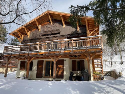 Beautiful cozy chalet with mountain view durante el invierno