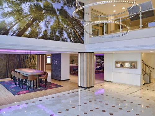 a dining room with a table and chairs at Mercure Hotel Koblenz in Koblenz