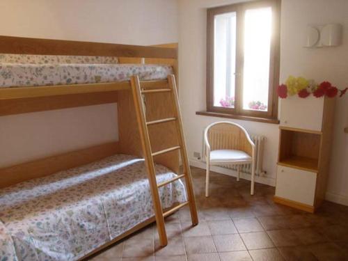 1 dormitorio con literas, escalera y silla en Casa Sant'Eufemia, en Grado