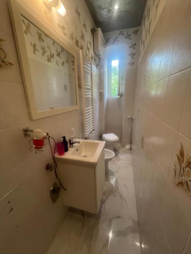 un baño con lavabo e inodoro en Casa del Cucciolo con parcheggio privato, en Trieste