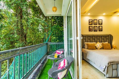 - un balcon avec un lit, une table et des chaises dans l'établissement Whishpering walls, à Jāmb