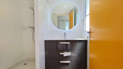 a bathroom with a sink and a mirror at Superbe villa avec piscine chauffée in Sainte-Marie-de-Ré