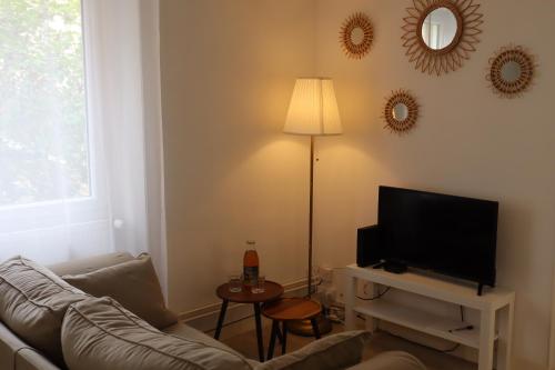 TV a/nebo společenská místnost v ubytování Charme et confort dans le centre-ville de Falaise quartier calme - Larès