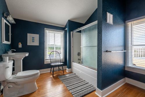 A bathroom at K9999 Sawyers Lodge - Historic Home on the Sound, Pool, Boat Launch, Kayaks!
