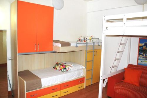 ジャルディーニ・ナクソスにあるTortuga Residenceのベッドルーム1室(二段ベッド2台、椅子付)