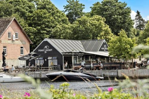 a boat is parked in front of a restaurant at 30171-Odder-Pouli-Nielsensvej-71 in Beder