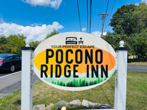 イースト・ストラウズバーグにあるPocono Ridge Inn East Stroudsburg - Poconosの道路脇にあるピオナリッジインの看板