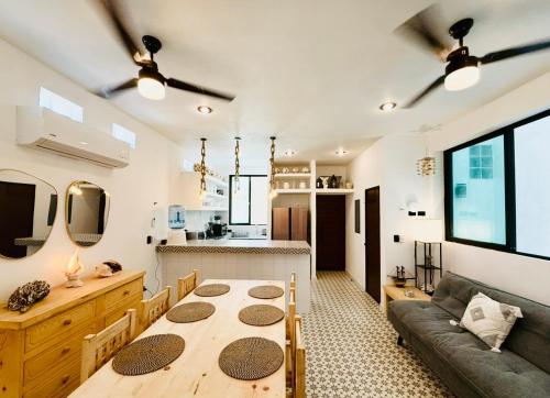 a living room with a table and a couch at CASA DE PLAYA con PISCINA en SISAL SÚPER EQUIPADA in Sisal