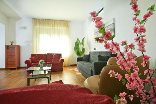 Posezení v ubytování LA'DELI - Como - grande appartamento con parcheggio, nefltix, giardino, terrazzo