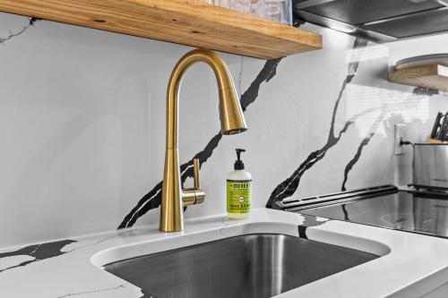 un fregadero de cocina con una botella de detergente para platos al lado en Wentzville One Bedroom Home, en Wentzville