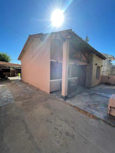 una casa con il sole che splende su un lato di essa di Miramar a Miramar