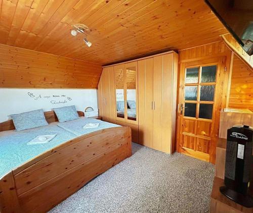 VlčnovにあるPrázdninový dům, Relax ve Vlčnovských búdáchのキャビン内の木製ベッド1台付きのベッドルーム1室