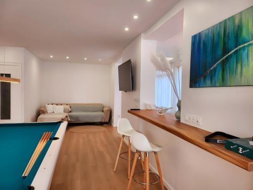 Una sala de estar con una mesa de billar y un sofá. en Villa Alekatele, en La Tranche-sur-Mer