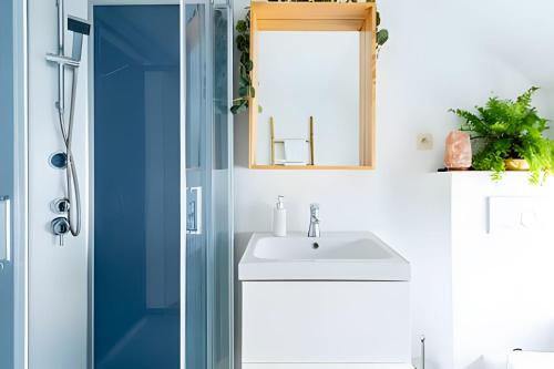 Un baño de Charming Top-Floor Apartment with Unique Loft Design