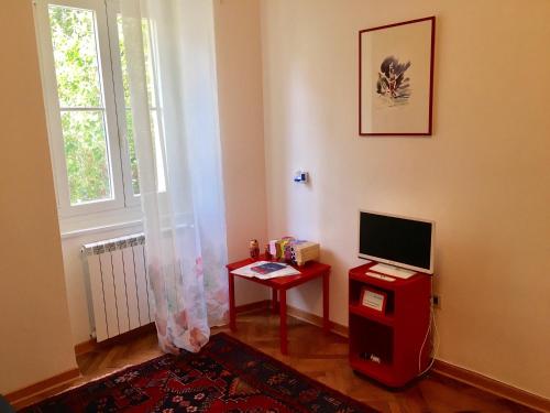 Habitación con escritorio y mesa con ordenador. en Casa del Cucciolo con parcheggio privato, en Trieste