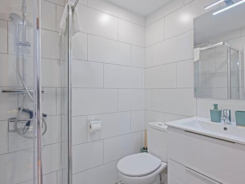 ein Badezimmer mit Dusche, Toilette und Waschbecken in der Unterkunft Playa, Port Fórum y BCN centro a 10 min - Apartamento con Vistas in Sant Adria de Besos