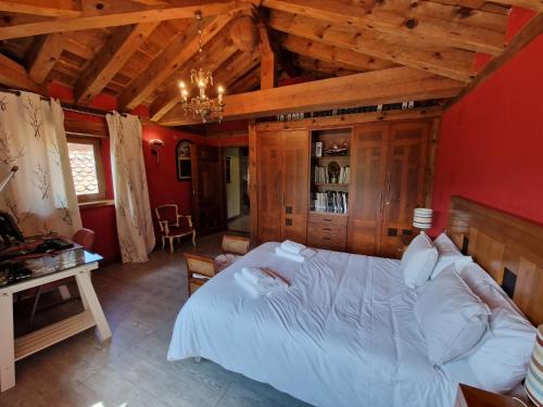 Ένα ή περισσότερα κρεβάτια σε δωμάτιο στο La Hacienda de Navafria