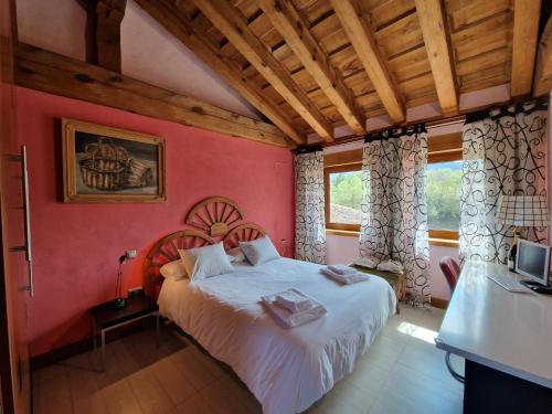 Ένα ή περισσότερα κρεβάτια σε δωμάτιο στο La Hacienda de Navafria