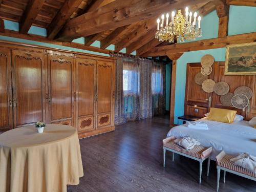 Ένα ή περισσότερα κρεβάτια σε δωμάτιο στο La Hacienda de Navafria