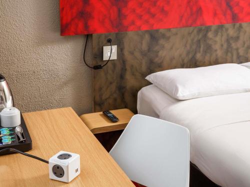 a hotel room with a bed and a table with a laptop at ibis Edinburgh Centre Royal Mile – Hunter Square in Edinburgh