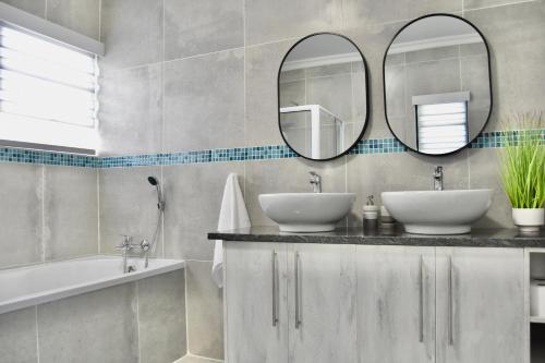 Ένα μπάνιο στο Dream Oasis Self-catering Luxury Home