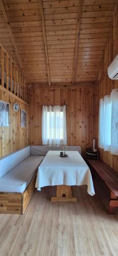 Ένα ή περισσότερα κρεβάτια σε δωμάτιο στο Las Cabañas del Bosque