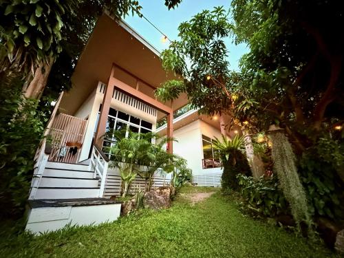 Taman di luar Beach Jungle