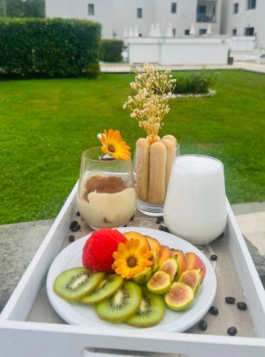 a plate of fruit on a tray on a table at The Florence Hills Resort & Wellness in Pelago