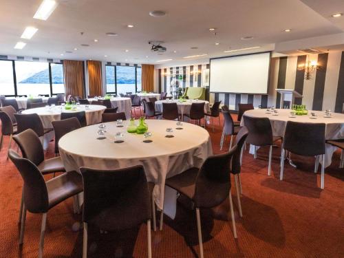 Um restaurante ou outro lugar para comer em Hotel St Moritz, Queenstown - MGallery Collection