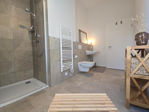 a bathroom with a shower and a toilet and a sink at Ferienwohnung "Strandgut" in 1 Reihe an der Ostseeküste in Kalifornien