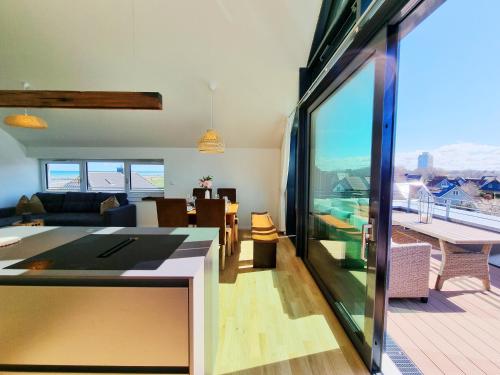 a room with a view of a living room at Ferienwohnung "Himmel und Meer" 1 Reihe in Kalifornien in Kalifornien