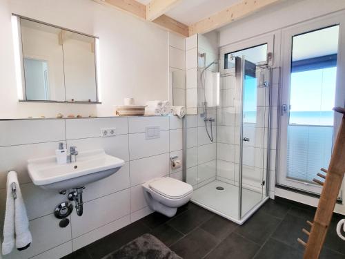 a bathroom with a toilet sink and a shower at Ferienwohnung "Himmel und Meer" 1 Reihe in Kalifornien in Kalifornien