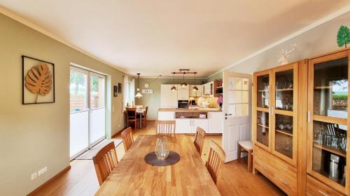 a kitchen and dining room with a table and chairs at Ferienhaus "Himi" in unmittelbarer Nähe des Passader Sees in Passade