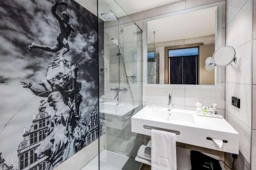 Ένα μπάνιο στο NH Collection Antwerp Centre