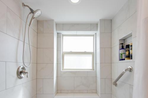 Ένα μπάνιο στο Sunny, Waterfront Rio Hondo Studio with Shared Perks