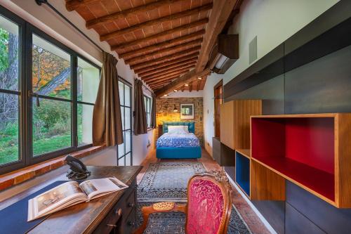 pokój w pociągu z biurkiem i łóżkiem w obiekcie Villa Posticcia Nuova- Luxury & Privacy in Tuscany w mieście Laterina